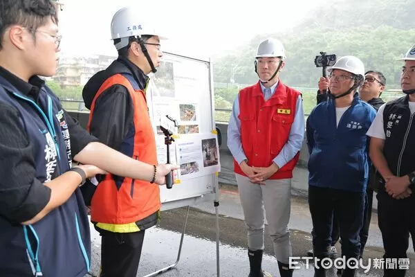 ▲謝國樑勘查暖暖興隆街坍方現場。（圖／記者郭世賢翻攝）