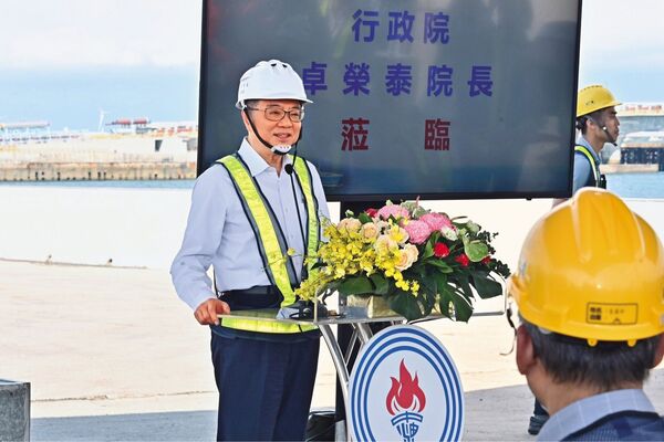 行政院長卓榮泰今年5月曾視察中油三接工程，喊出完工後有助穩定供電。（翻攝行政院官網）