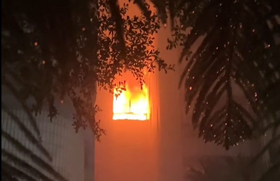 ▲▼高雄15層高樓深夜突竄惡火　上百居民緊急疏散。（圖／翻攝自臉書／前鎮大小事）