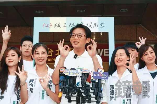 白營有議員參選人直指黃國昌（中）只顧他想提名的新北四大金釵，並自嘲外縣市的參選人「需要找國際救援組織來幫忙！」（鏡報董孟航）
