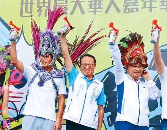 侯友宜（右）日前在活動上與黃國昌（左）同框，被問到昌狗仔風波，侯直言「當事人都要主動說明、接受檢驗」。（新北市新聞局提供）