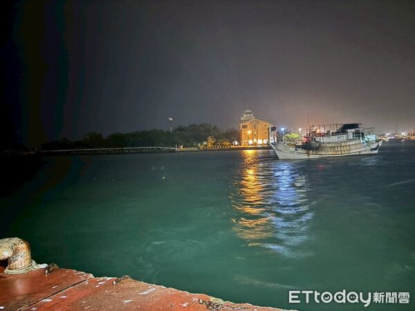 ▲▼台南將軍籍漁船颱風天仍執意出港，依法開立舉發單。（圖／記者林東良翻攝）