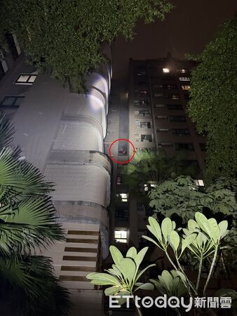 ▲高雄一棟大樓的九樓起火，現在發現是縱火            。（圖／記者吳奕靖翻攝）