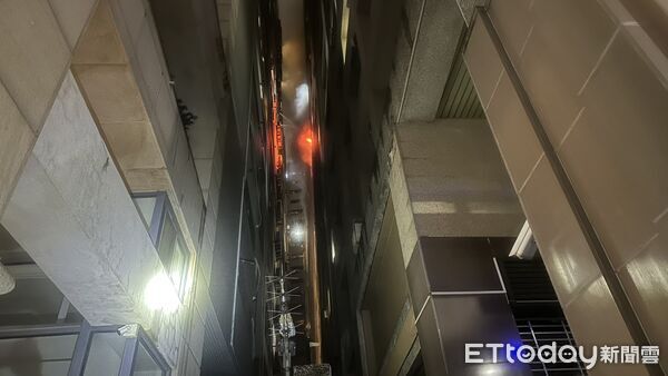 ▲高雄一棟大樓的九樓起火，現在發現是縱火            。（圖／記者吳奕靖翻攝）