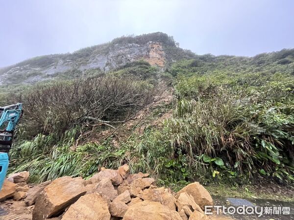 ▲國聖公墓旁的山壁土石崩落，多塊巨石滾落車道影響交通。（圖／記者郭世賢翻攝）