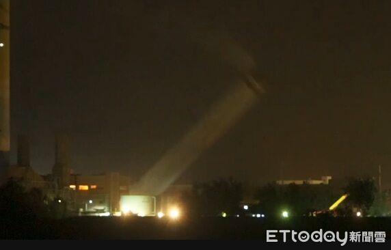 ▲台電通霄火力發電廠昨晚將5號機組大煙囪（右）放倒，宣告舊機組走入歷史。（圖／記者楊永盛翻攝）