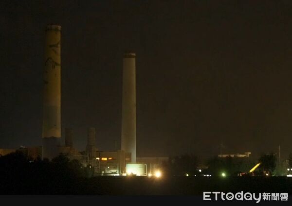 ▲台電通霄火力發電廠昨晚將5號機組大煙囪（右）放倒，宣告舊機組走入歷史。（圖／記者楊永盛翻攝）