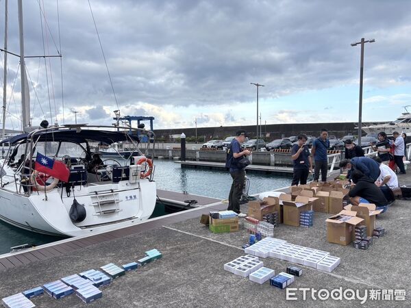 ▲▼海巡署在宜蘭烏石港緝獲遊艇走私 12,389 包私菸。（圖／記者游芳男翻攝，下同）