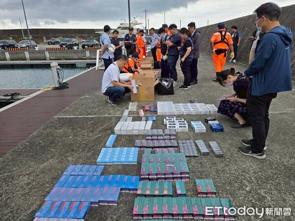 ▲▼海巡署在宜蘭烏石港緝獲遊艇走私 12,389 包私菸。（圖／記者游芳男翻攝，下同）