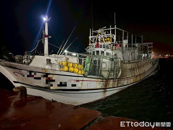 ▲▼鳳凰颱風襲台，台南漁船執意出海收漁具，成首例違法禁制令開罰。（圖／記者邱中岳翻攝）