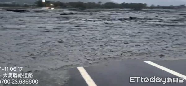 ▲▼馬太鞍溪水位暴漲，大量泥水順流而下，臨時便道已完全被淹沒。（圖／鳳林警分局提供，下同）