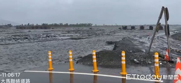 ▲▼馬太鞍溪水位暴漲，大量泥水順流而下，臨時便道已完全被淹沒。（圖／鳳林警分局提供，下同）