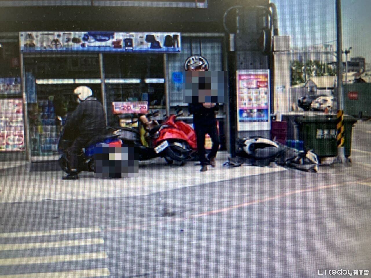 台南女駕駛左轉與機車碰撞 騎士倒地滑行再撞超商前2車