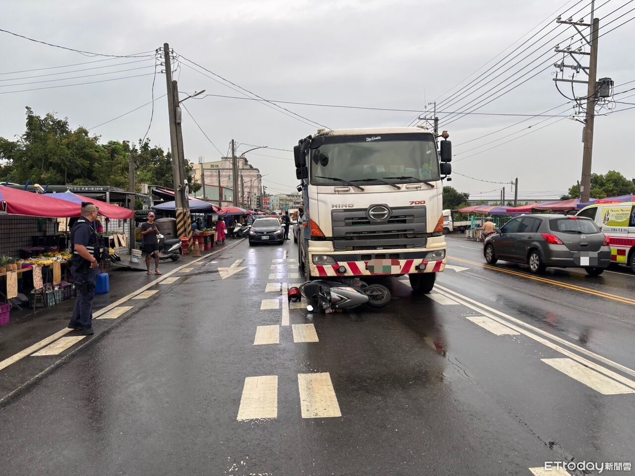 高雄嬤騎車「鑽車縫」鬼切!慘遭水泥車輾雙腳 驚悚瞬間曝
