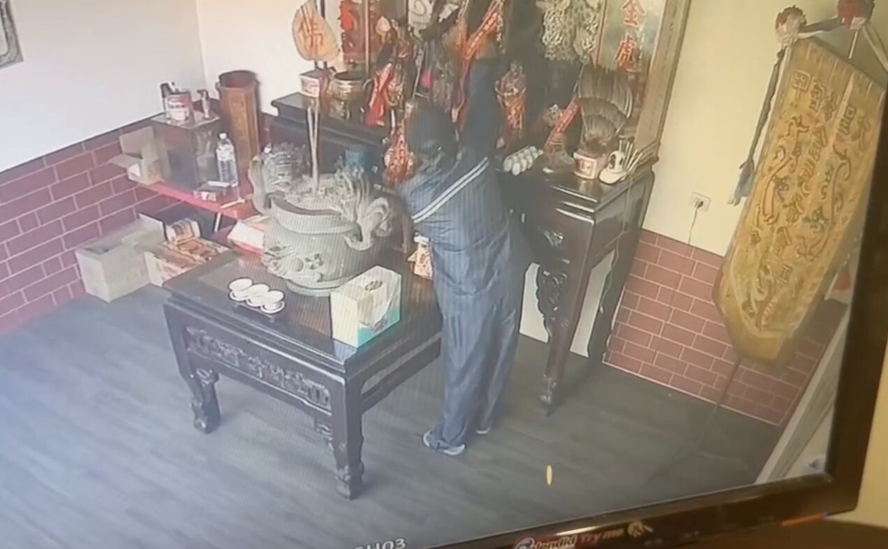 真夭壽！台中男闖金虎爺廟偷4面金牌　神像還遭扯倒在地