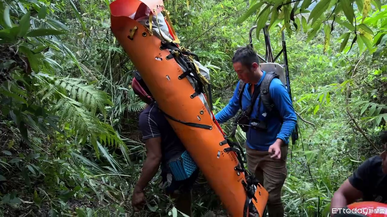 新北男攀郡大山跌60層樓深谷殞命 搜救隊花21小時送遺體下山