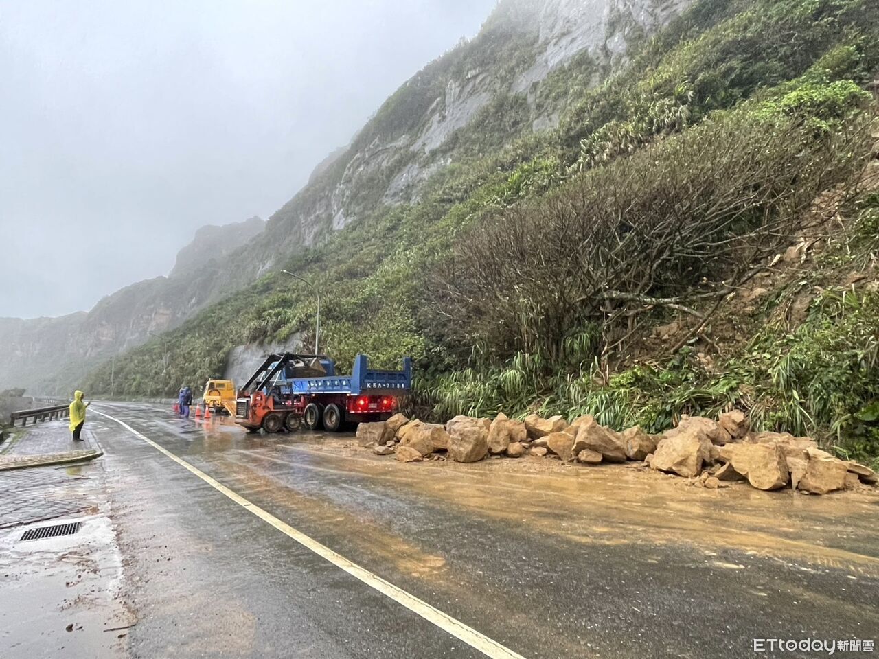 野柳山壁土石崩落！巨石擋路　公所出動機具打碎恢復交通