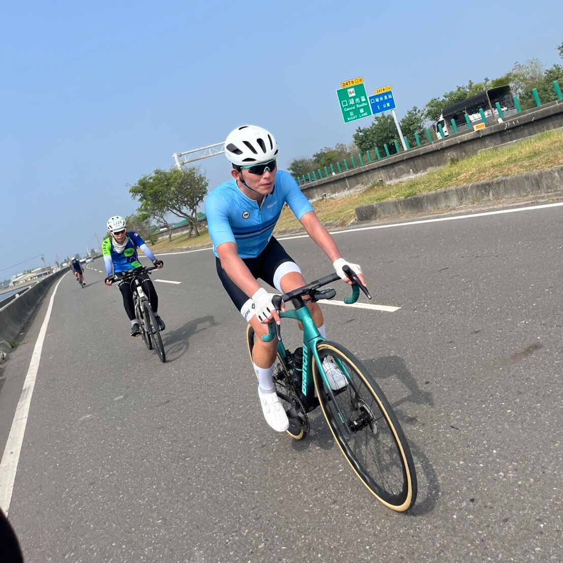 ▲黃國昌騎自行車完成北高360。（圖／翻攝自Facebook／黃國昌）