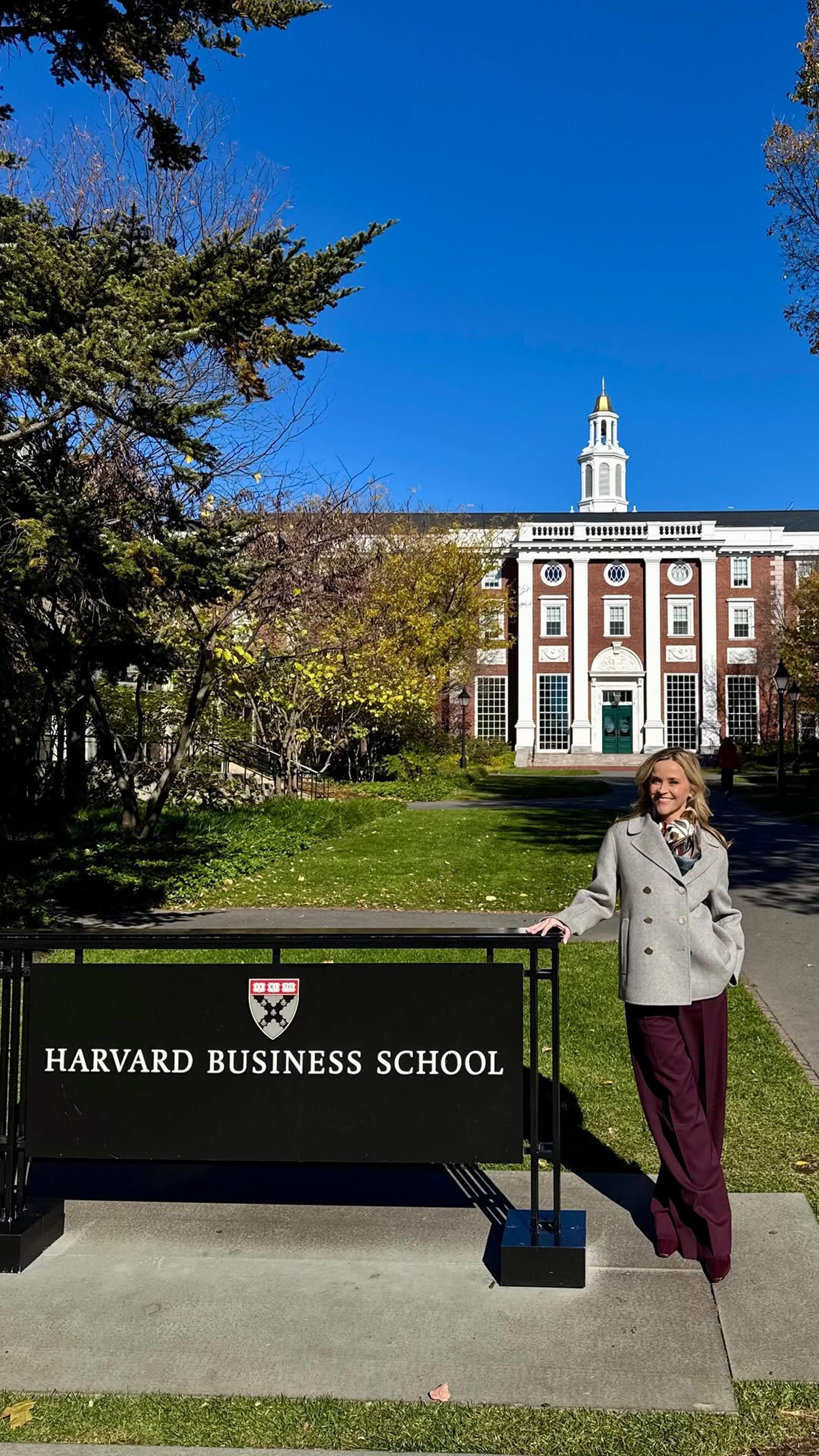 「金法尤物」睽違24年重返哈佛！　瑞絲薇斯朋重現「彎腰撿東西」經典場面　百萬人嗨翻