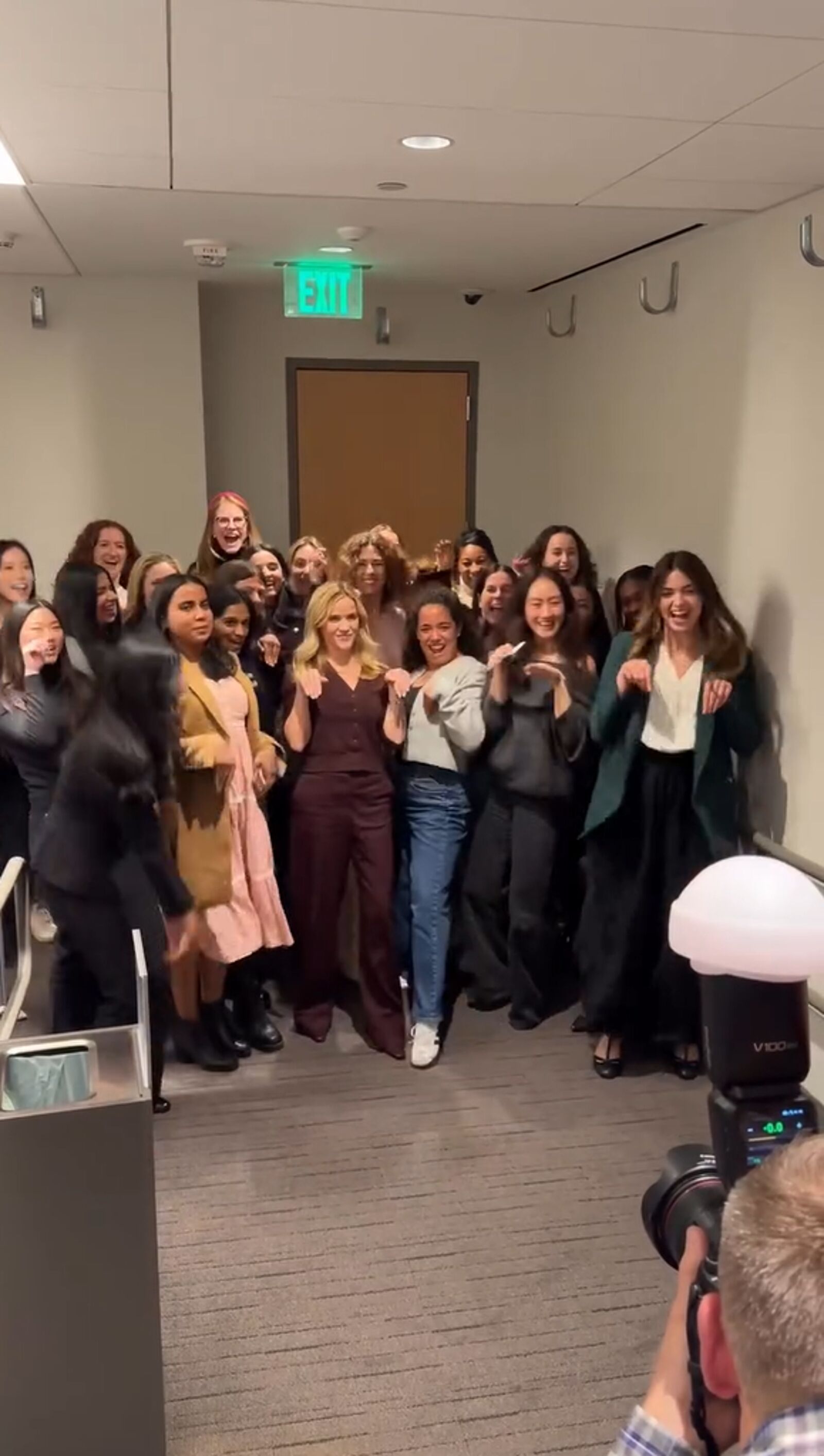 「金法尤物」睽違24年重返哈佛！　瑞絲薇斯朋重現「彎腰撿東西」經典場面　百萬人嗨翻