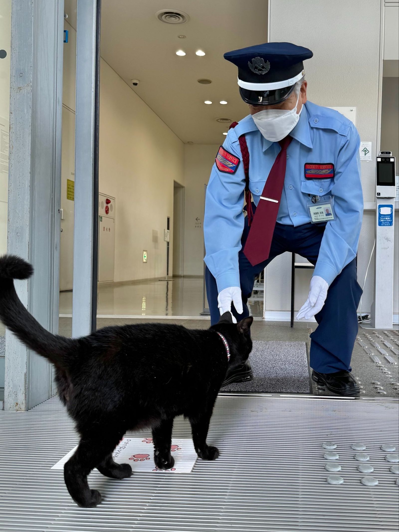 始終被值勤的警衛大叔馬屋原定雄先生溫和攔下。（翻攝自尾道市立美術館Ｘ）