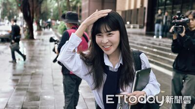 仙塔律師被控洩密給詐團!素顏出庭秒消失 完妝亮相笑臉拒認罪