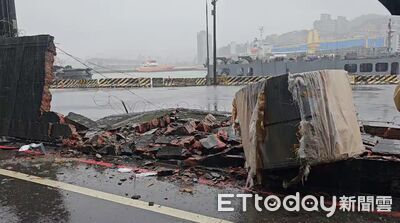 10噸重鋼卷滾落！拖板車出包　基隆港務局磚牆遭砸破慘況曝光