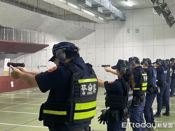 ▲屏東警分局員警使用新裝備上場訓練很有感。（圖／記者陳崑福翻攝）