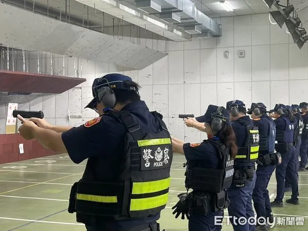 ▲屏東警分局員警使用新裝備上場訓練很有感。（圖／記者陳崑福翻攝）