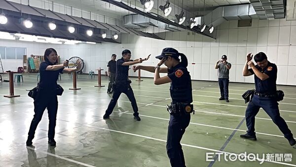 ▲屏東警分局員警使用新裝備上場訓練很有感。（圖／記者陳崑福翻攝）