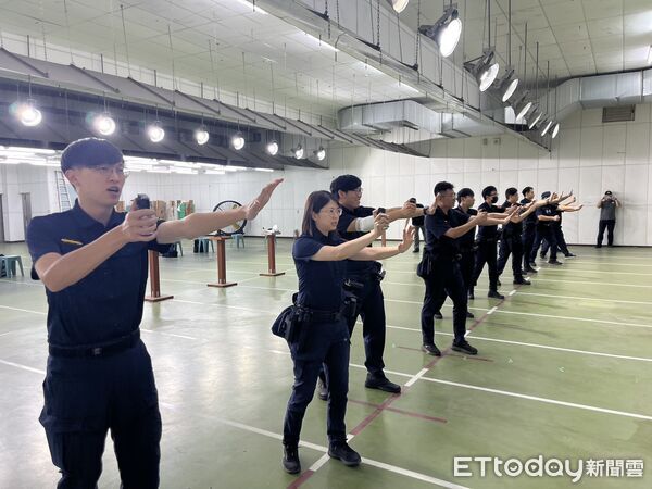 ▲屏東警分局員警使用新裝備上場訓練很有感。（圖／記者陳崑福翻攝）