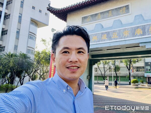 ▲陳以信公布治安政見，提出四年增聘四百名警力方案。（記者林東良翻攝）