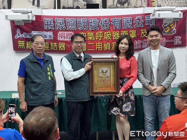 ▲展晟照明捐贈救災器材，由市長黃偉哲代表受贈。（記者林東良翻攝，下同）