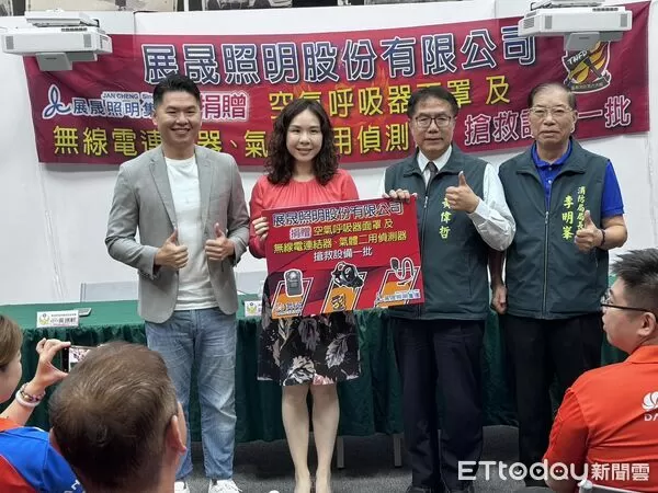 ▲展晟照明捐贈救災器材，由市長黃偉哲代表受贈。（記者林東良翻攝，下同）