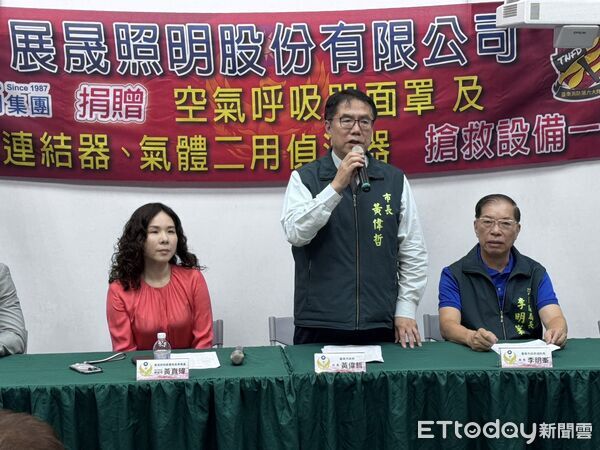 ▲展晟照明捐贈救災器材，由市長黃偉哲代表受贈。（記者林東良翻攝，下同）