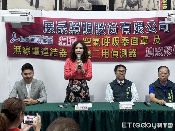 ▲展晟照明捐贈救災器材，由市長黃偉哲代表受贈。（記者林東良翻攝，下同）