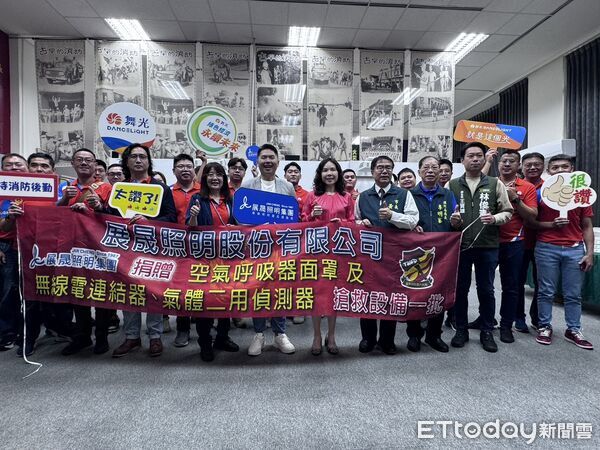 ▲展晟照明捐贈救災器材，由市長黃偉哲代表受贈。（記者林東良翻攝，下同）