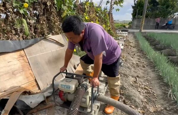 ▲鳳凰颱風來襲彰化蔥農備好抽水機因應。（圖／記者唐詠絮翻攝）