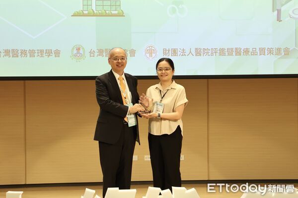 ▲▼花蓮慈院與慈大3篇產學合作論文，榮獲2項口頭發表金獎、1項研究創新獎等殊榮之外，另花蓮慈院還有4篇獲得卓越研究發表獎，與慈大產學合作共有2篇獲得卓越研究發表獎；同時，有8篇海報獲得錄取佳績。（圖／慈濟醫學中心提供，下同）