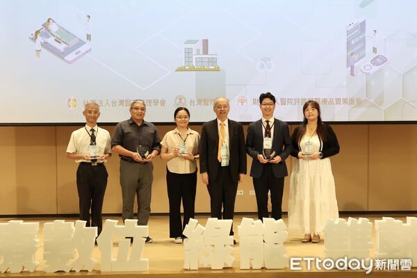 ▲▼花蓮慈院與慈大3篇產學合作論文，榮獲2項口頭發表金獎、1項研究創新獎等殊榮之外，另花蓮慈院還有4篇獲得卓越研究發表獎，與慈大產學合作共有2篇獲得卓越研究發表獎；同時，有8篇海報獲得錄取佳績。（圖／慈濟醫學中心提供，下同）