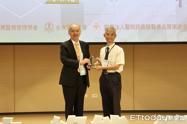 ▲▼花蓮慈院與慈大3篇產學合作論文，榮獲2項口頭發表金獎、1項研究創新獎等殊榮之外，另花蓮慈院還有4篇獲得卓越研究發表獎，與慈大產學合作共有2篇獲得卓越研究發表獎；同時，有8篇海報獲得錄取佳績。（圖／慈濟醫學中心提供，下同）