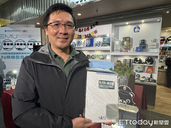 ▲▼台鐵開賣全新EMU3000型(藍) N規精密模型。（圖／記者李姿慧攝）