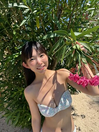 長澤茉里奈擁F罩杯好身材，除了發行寫真集，她也時常在IG分享火辣美照。（翻攝自Instagram @marinanagasawa1008）