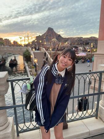 長澤茉里奈10日分享她穿著制服道迪士尼海洋的照片，儘管已經30歲卻看起來毫無違和感。。（翻攝自Instagram @marinanagasawa1008）