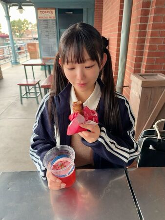 儘管已經30歲，童顏的長澤茉里奈穿起學生制服仍毫無違和感。（翻攝自Instagram @marinanagasawa1008）