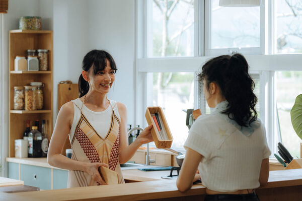 ▲《就算一個人也可以好好的吃飯2》胡宇威、李玲葦、姚以緹陷入三角戀。（圖／公視+提供）