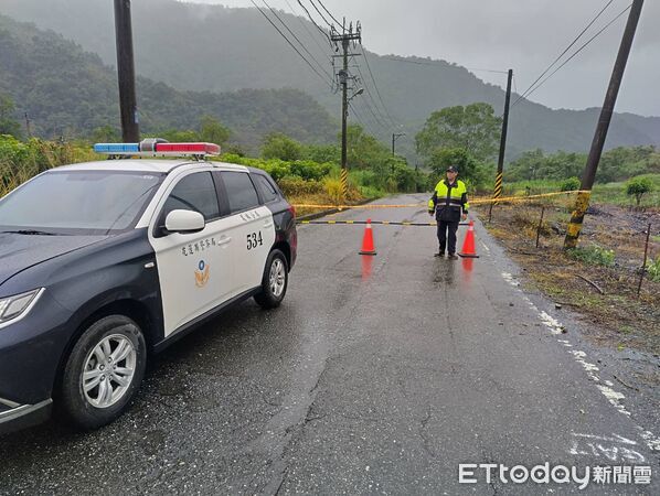 ▲▼警方於瑞港公路主要出入口設置管制點，並派員巡邏放置交通錐警示。（圖／鳳林警分局提供，下同）