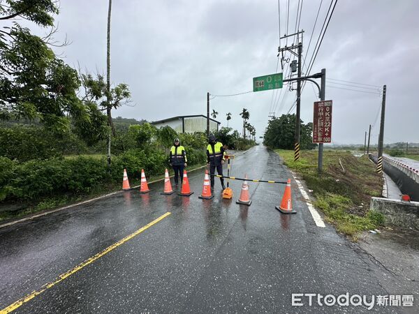 ▲▼警方於瑞港公路主要出入口設置管制點，並派員巡邏放置交通錐警示。（圖／鳳林警分局提供，下同）