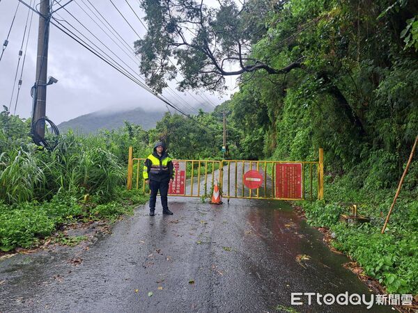 ▲▼警方於瑞港公路主要出入口設置管制點，並派員巡邏放置交通錐警示。（圖／鳳林警分局提供，下同）