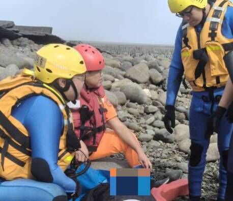 ▲彰化消防及海巡聯手將意識不清釣客救回一命。（圖／消防提供）